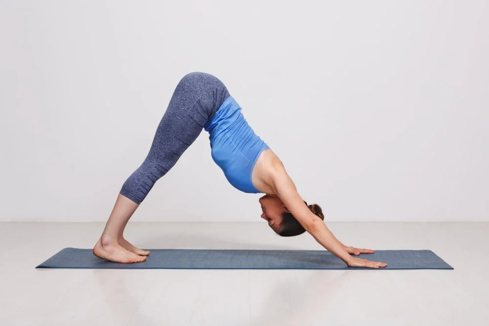 Kvinde der bruger sin yogamåtte